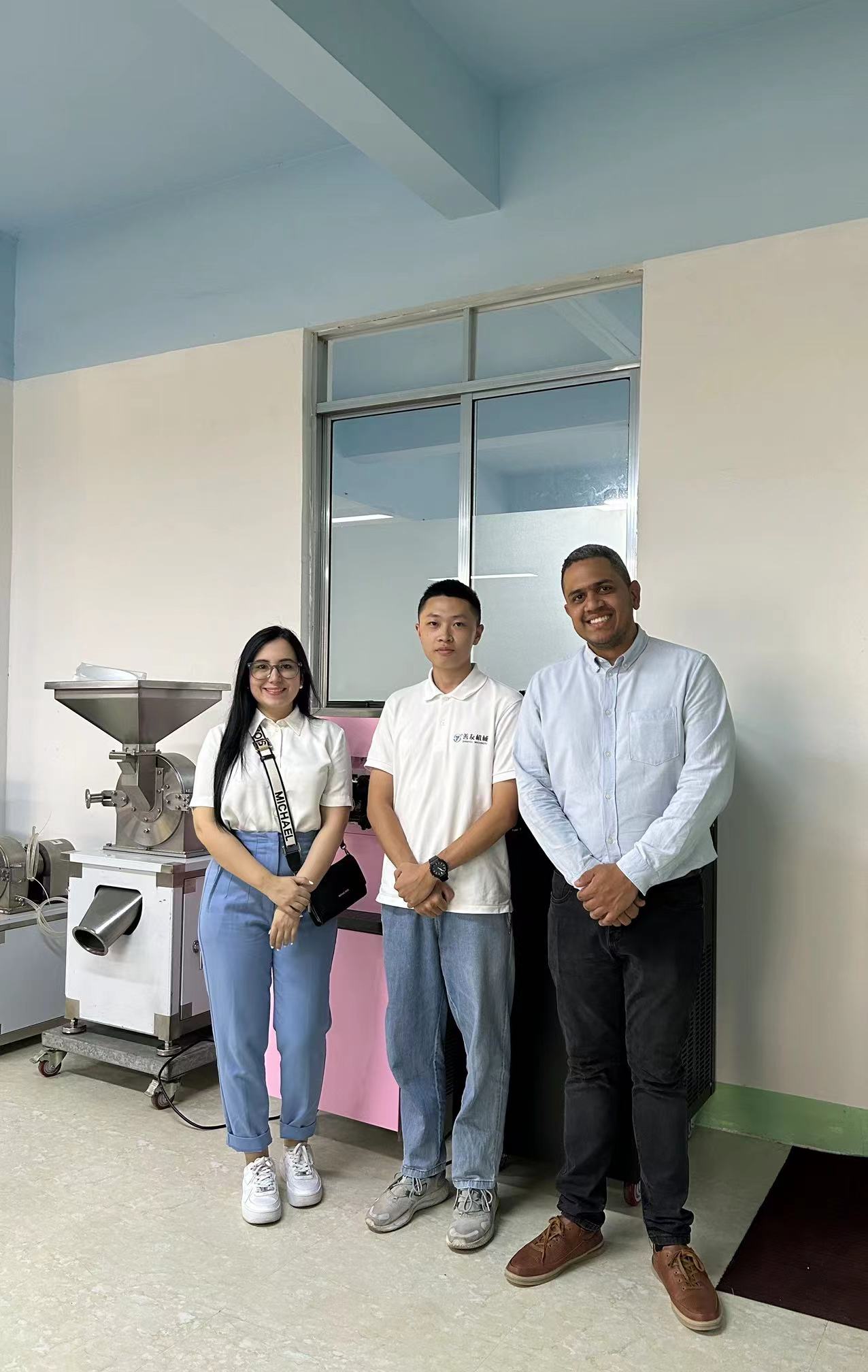 Warmly Welcome Customers From Spain To Visit Our Factory!